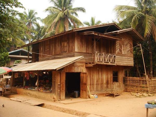Miestny dom - drviva vacsina domov je postavena z bambusu a dreva - stava sa ze vonku maju satelitnu antenu - generatory dodavaju elektrinu len 3 hodiny denne