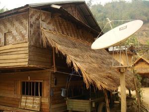 Dom z ratanu a bambusu a nevyhnutna satelitna antena