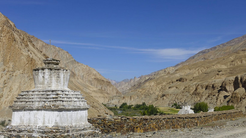 Stupas und Mani-Mauer