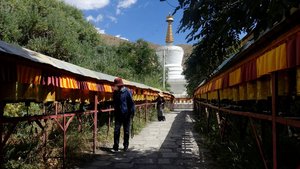 Gebetstrommeln und Stupa