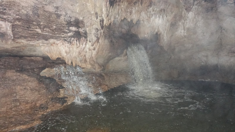 unterirdischer Wasserfall
