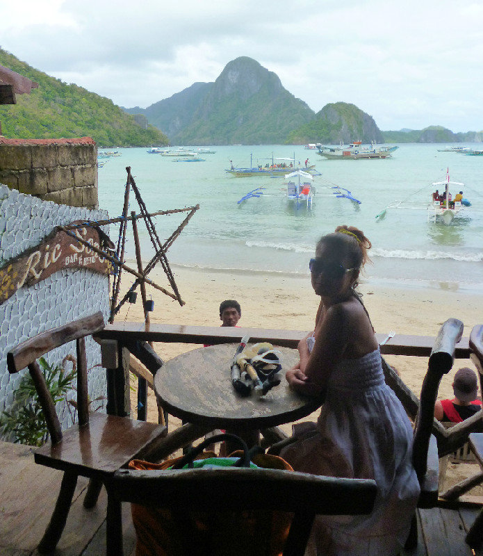 El Nido Bay Restaurants, Bars with live Bands and to catch the Island Hoppings Boat are in this beach