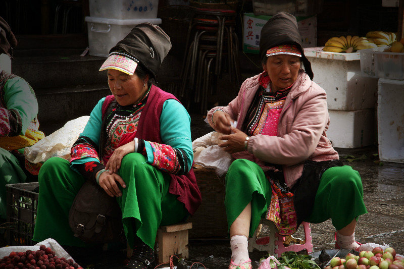 local Bai women selling fruit