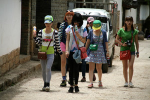 Chinese tourist girls in Baisha