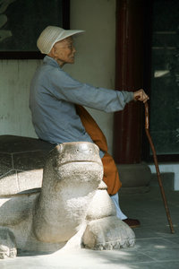 monk resting at Wenshu Temple