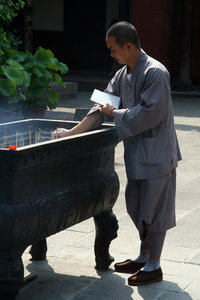 burning incense at Wenshu Temple