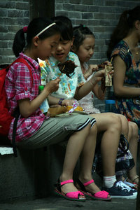 kids having snacks at Jinli Street