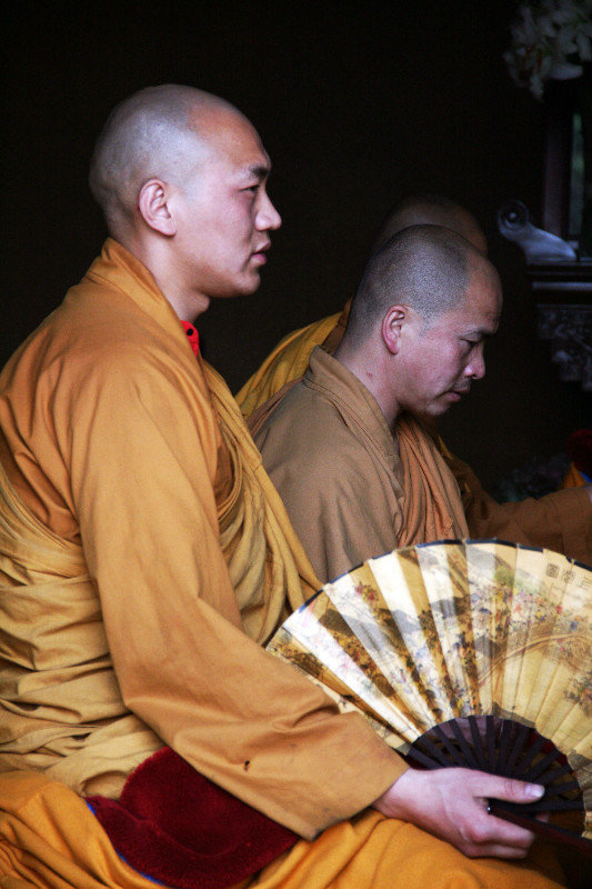 chanting mantras at Tayuan Temple 