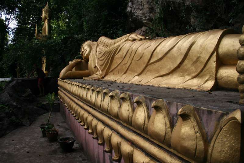 reclining Buddha on the way up to Phou Si temple