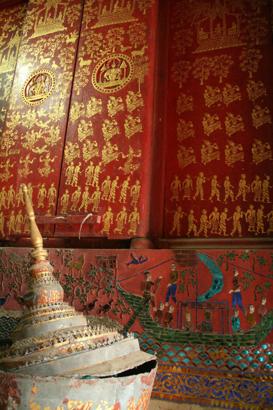 beautiful wall paintings at Wat Xieng Thong