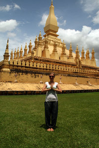 meditating at Pha That Luang ;)