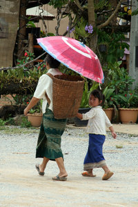 mother and daughter in Phonsavan