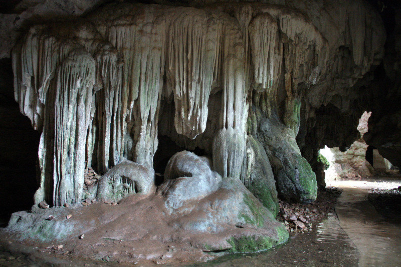 huge cave in Viengxai