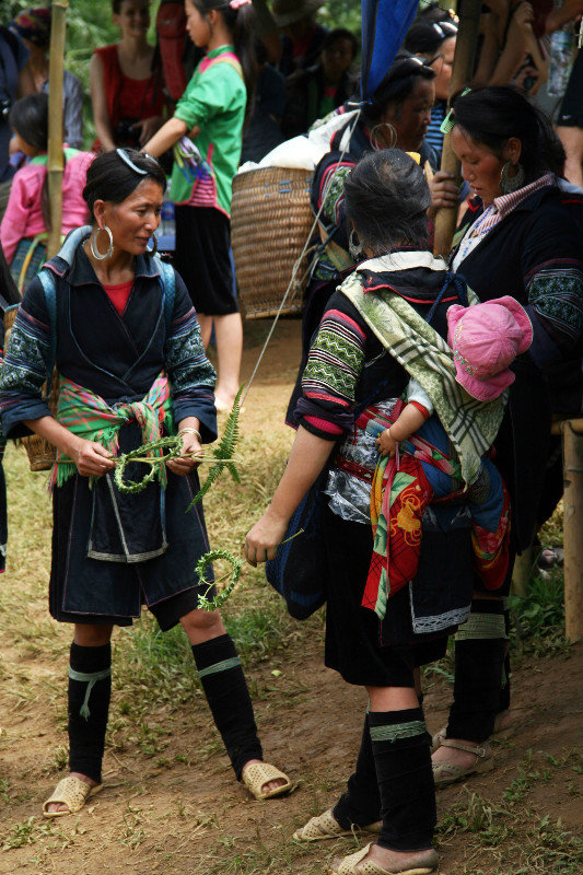 Hmong girls ready to hand out their presies