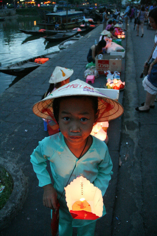 what better way to sell lanterns than send cute kids to do so? ;)