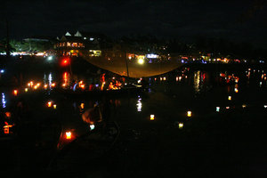 more and more lanterns on the water...