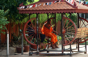 modern monk at Wat Ounalom