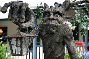 wouldn't you just love one of these watching over your garden? 
