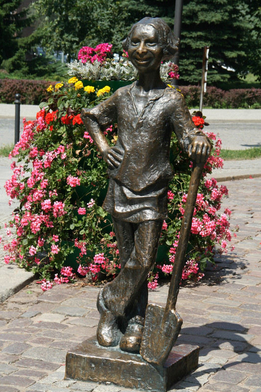 A statue of a baker in Elblag
