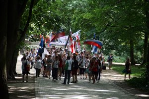 More groups of young pilgrims, in Łazienki Park