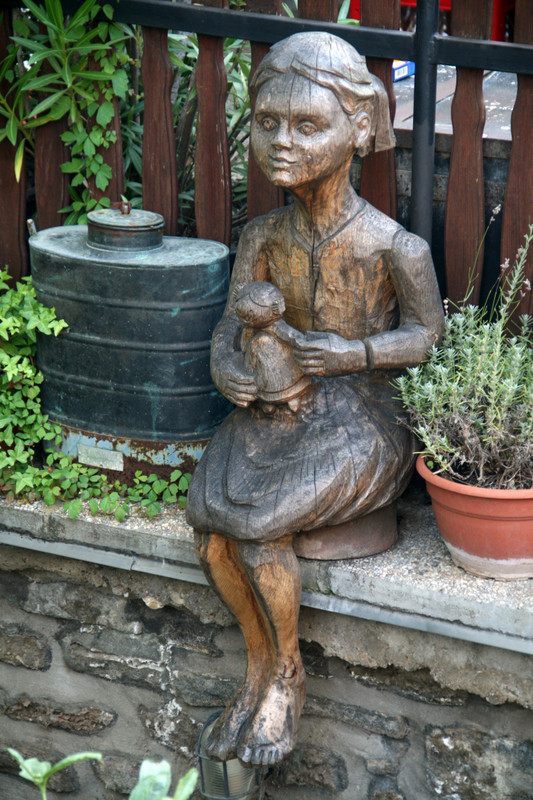 Another wooden sculpture... slightly sad looking