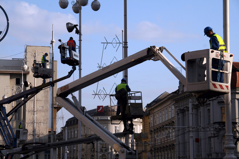 How many people does it take to hang Christmas lights in Zagreb?