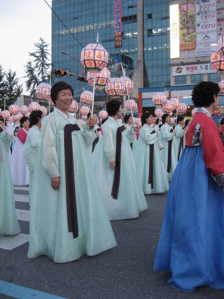 Koreanerinnen in praechigen Kleidern