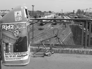 auf einer Brücke in Berlin