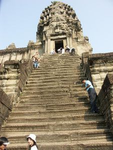 killer steps up to the highest terrace: Angkor Wat