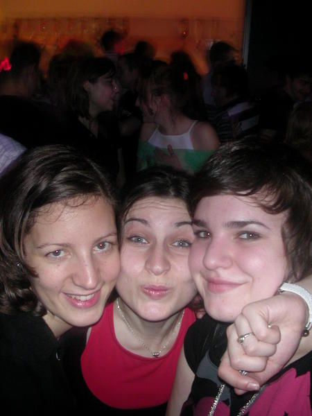 Charline, Lise et moi, les 3 folles de la soirée :)