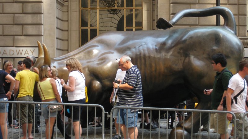 Tourists obscuring the Wall St bull