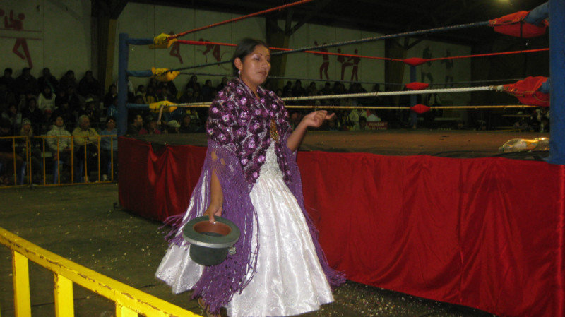 A cholita about to wrestle