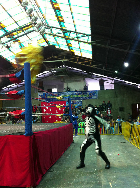 A cholita headed for the wrestling skeleton