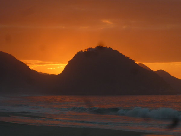 Sonnenaufgang an der Copacabana