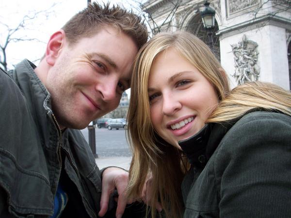 A date on a bench beside l'Arc de Triomphe