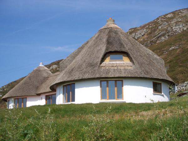 A thatched roof is not out of style in Ireland