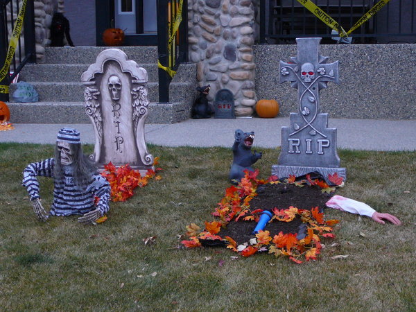 Halloween - Graveyard front lawn