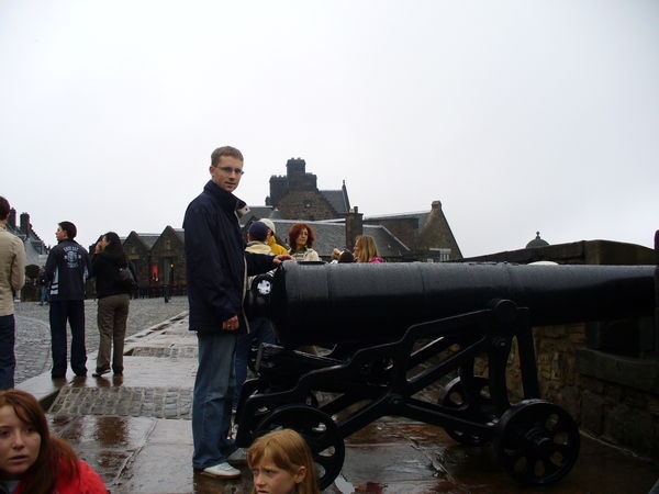 Look at the size of that blokes canon!