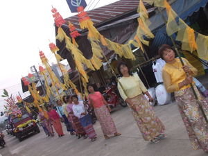 Early Loy Kratong procession