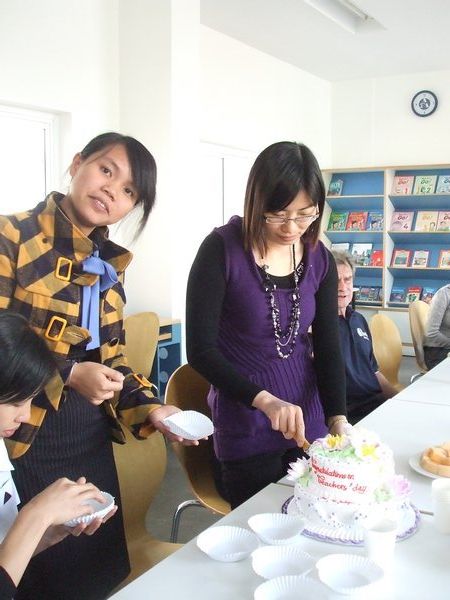 Phuong and Hue cut the Teachers' Day cake