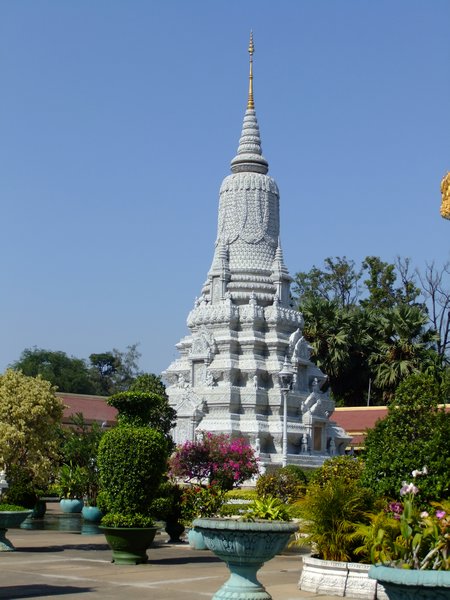 A stupa next to the Silver Pagado