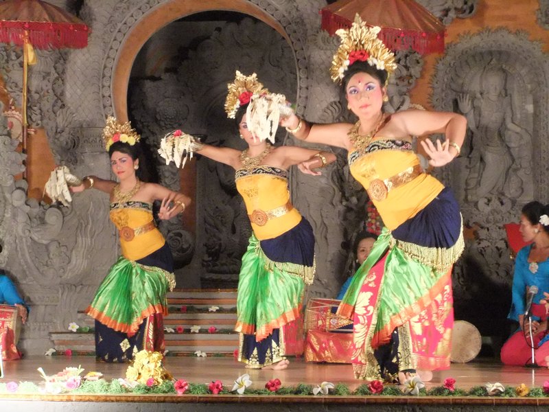 We went to watch traditional Balinese dancing