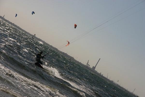 Paul kiitesurfing and some kites