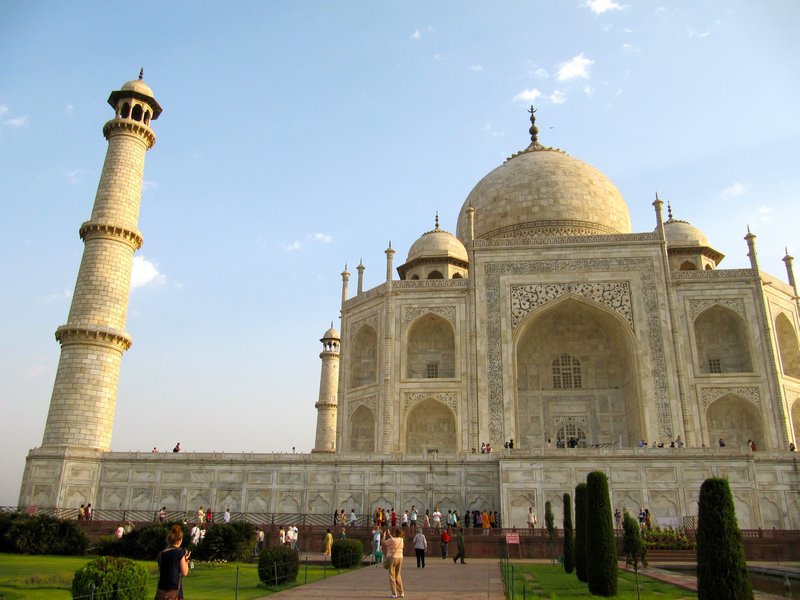 Taj Mahal and one of its four minarets