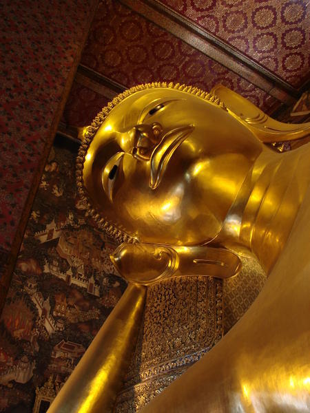 The stunning reclining Buddha