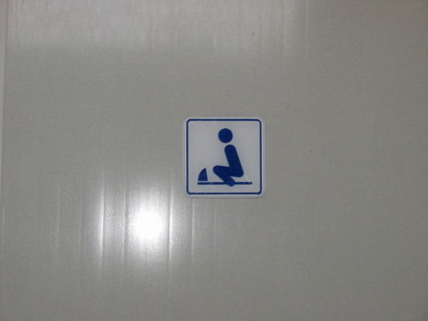Easy-to-Read Chinese Washroom Symbol