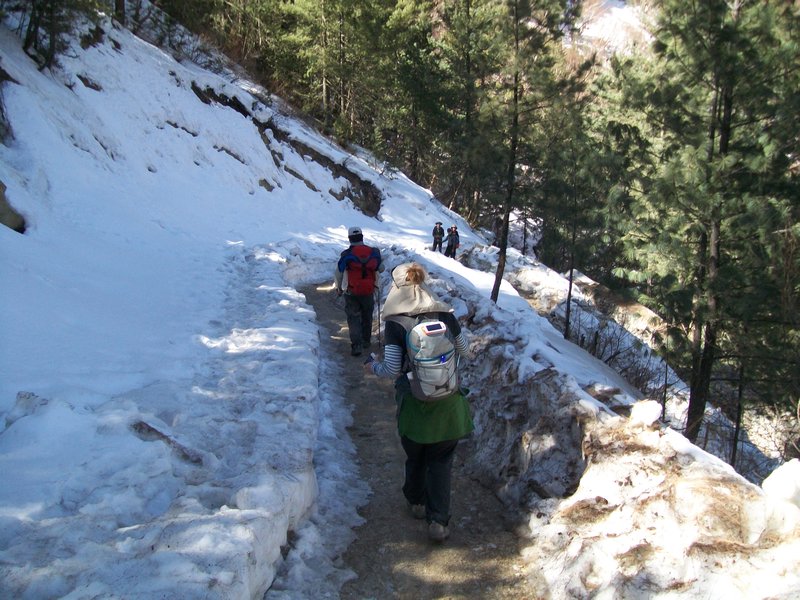 Snowy path to Humde