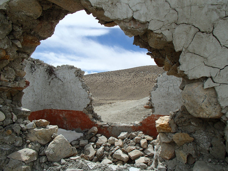 Ruined buildings enroute to Lo Manthang