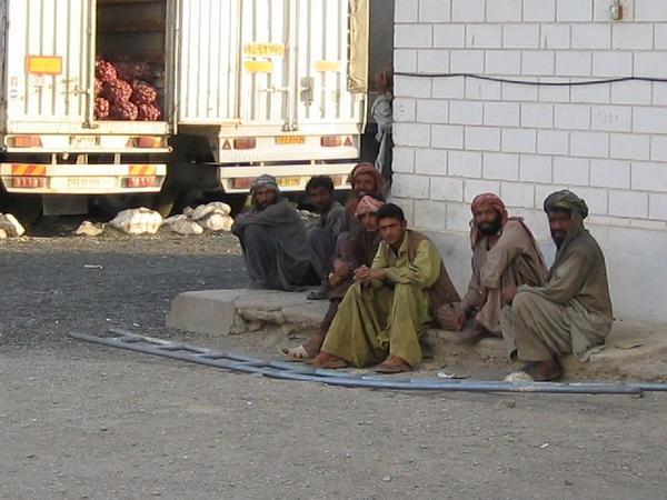 Camionisti in attesa sul lato pakistano del confine