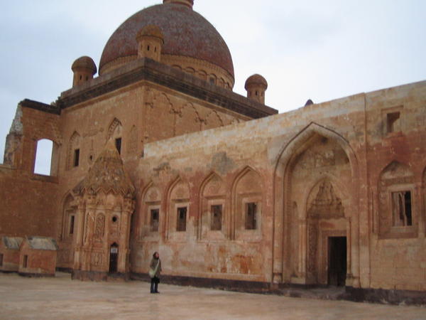 Vista del cortile del Ishak Paşa Sarayı